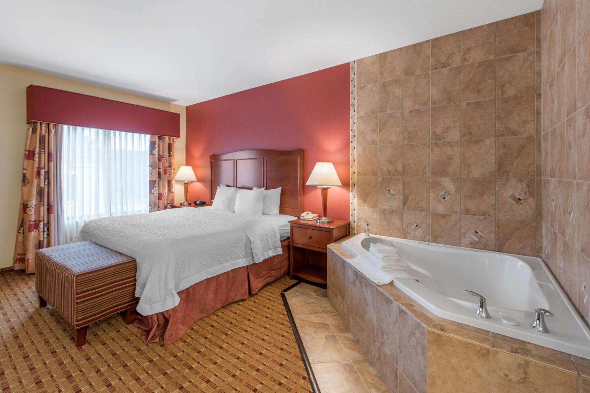 Hampton & Hotel